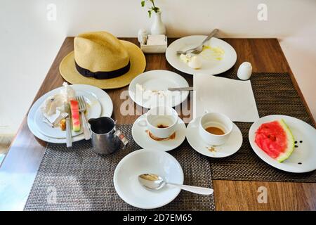 Reste auf dem Esstisch. Schmutzige Tassen und Teller auf dem Tisch, all inclusive Stockfoto