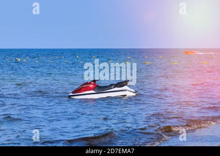 Jetski an der Leine nahe der Küste. Wasserkreislauf vor Anker im Meer. Stockfoto