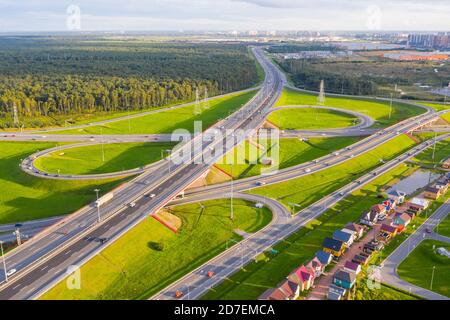 Luftaufnahme des Autobahnkreuzes. Kreuzung in den Vororten Stockfoto