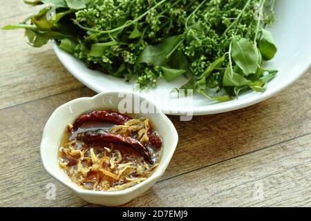 Siamese neem Tree Indian Gemüse Dipping mit süß und sauer Fischsoße Stockfoto