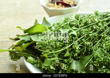 Siamese neem Tree Indian Gemüse Dipping mit süß und sauer Fischsoße Stockfoto