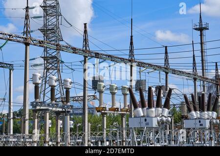 Außenkraftwerk, Nahaufnahme. Umspannwerk mit Leistungstransformatoren und Messelementen Stockfoto