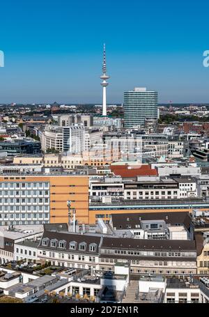 Blick nach Norden über die Dächer von der St. Nikolai Gedenkstätte in Hamburg, zum Fernsehturm - Heinrich-Hertz-Turm - in der Ferne. Stockfoto