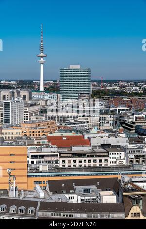 Blick nach Norden über die Dächer von der St. Nikolai Gedenkstätte in Hamburg, zum Fernsehturm - Heinrich-Hertz-Turm - in der Ferne. Stockfoto