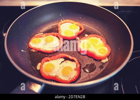 Wachteleier in Öl mit gehackter Paprika gebraten Stockfoto