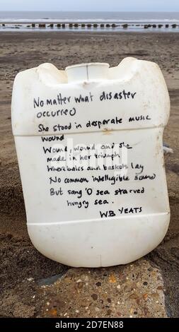 Poesie geschrieben auf marine Plastik in Spurn, Yorkshire, UK. Stockfoto