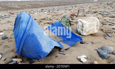 Plastikmüll am Strand von Spurn, Yorkshire, Großbritannien. Stockfoto