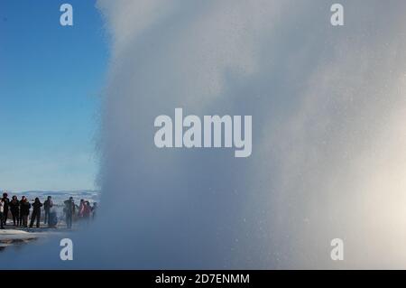 Hoher Geysir Strokkur in Island im Winter Mit einem blauen klaren Himmel Stockfoto