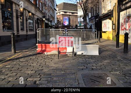 Covid-19 temporäre Einschränkungen Straßenschild in Soho. Viele Straßen im Zentrum von London wurden für den Verkehr blockiert, um während der Pandemie Sitzplätze auf der Straße im Freien zu ermöglichen. Stockfoto