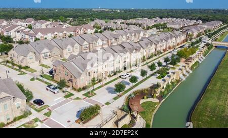 Neue Entwicklung Flussufer Stadthäuser und Apartment-Komplex in der Innenstadt von Flower Mound, Texas, USA Stockfoto