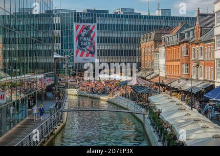 Ein Sommertag in Arhus, der in der beliebten Gegend von Vadestedet an der Promenade aufbricht. Leute treffen sich in der Innenstadt an einem sonnigen Tag - Aarhus, Dänemark Stockfoto