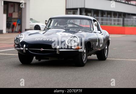 Bob Binfield fährt seinen Jaguar E-Type 1962 während des Qualifyings für die RAC Tourist Trophy for Historic Cars (Pre 63'). Stockfoto