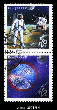 MOSKAU, RUSSLAND - 31. MÄRZ 2018: Eine in der UdSSR (Russland) gedruckte Marke zeigt amerikanischen Astronauten auf dem Mond; Mars, Planetenkörper, Space Achievements Serie, CI Stockfoto