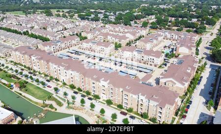 Überführung mehrstöckiger Apartmentkomplex und vorstädtisches Wohngebiet in Flower Mound, Texas, USA Stockfoto