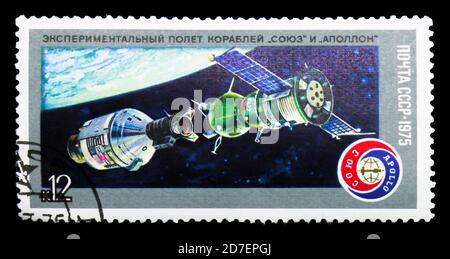 MOSKAU, RUSSLAND - 31. MÄRZ 2018: Eine in der UdSSR (Russland) gedruckte Briefmarke zeigt 'Sojus' und 'Apollo' im Andockverfahren, Raumflug von 'Sojus-19' und 'Apo Stockfoto