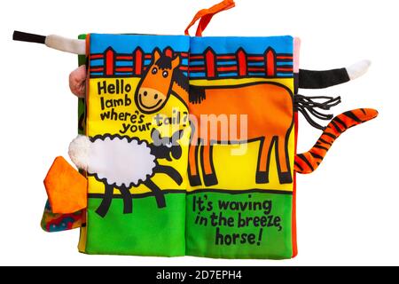 Young child's Farm Tails Stoffbuch auf weißem Hintergrund gesetzt Stockfoto