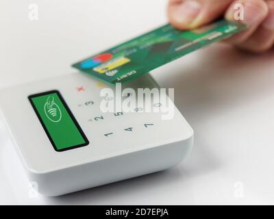 Closeup Kontaktlose Zahlung per Kredit- oder Debitkarte erfolgreich Stockfoto