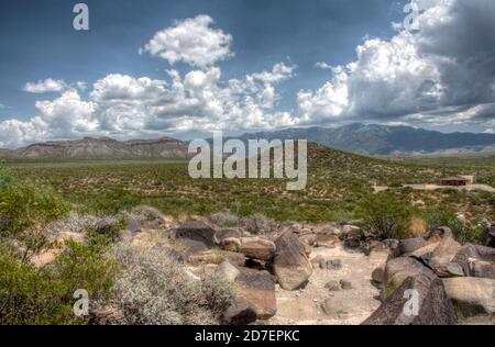 Three Rivers Petroglyph Site in der Nähe von Tularosa, New Mexico, mit den Sierra Blanca Bergen in der Ferne. Stockfoto