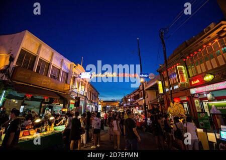 Malacca, Malaysia. Juni 2018. Touristen besuchen Jonker Street in Malacca, Malaysia, 8. Juni 2018. Die Stadt Malacca, die sich an der Straße von Malacca befindet, war früher ein wichtiger Handelsknotenpunkt und ein Knotenpunkt für den kulturellen Austausch zwischen Ost und West. Der chinesische Großnavigator Zheng He (1371-1433) und seine Flotte hatten Malacca auf seinen sieben Reisen fünfmal besucht. 2008 wurde Malacca zum UNESCO-Weltkulturerbe ernannt. Heute ist Malacca ein Reise-Hotspot geworden, und seine vielfältige Kultur zieht immer noch Touristen auf der ganzen Welt an. Quelle: Zhu Wei/Xinhua/Alamy Live News Stockfoto