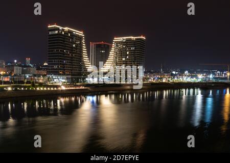 Belgrad Waterfront beleuchtet bei Nacht. Panoramablick Stockfoto