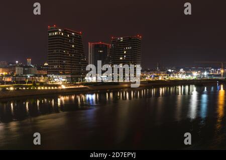 Panoramablick auf Belgrad Waterfront bei Nacht Stockfoto