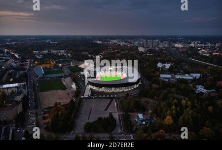 Helsinki, Finnland - 3. Oktober 2020: Luftaufnahme des Helsinki-Stadions in der Nacht. Stockfoto