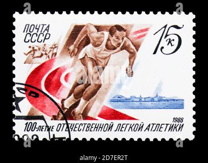 MOSKAU, RUSSLAND - 31. MÄRZ 2018: Eine in der UdSSR (Russland) gedruckte Briefmarke, die dem 100. Jahrestag der russischen Leichtathletik gewidmet ist, um 1988 Stockfoto