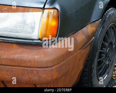 Nahaufnahme eines alten Autos mit verrosteten Stoßfängern. Stockfoto