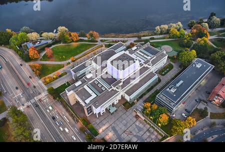 Helsinki, Finnland - 3. Oktober 2020: Luftaufnahme des Gebäudes der Finnischen Nationaloper und des Balletts in Helsinki, Finnland. Stockfoto