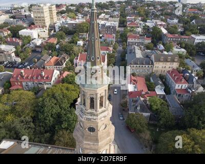 Luftaufnahme der Stadt Charleston, South Carolina mit dem Kirchturm St. Philips im Vordergrund. Stockfoto