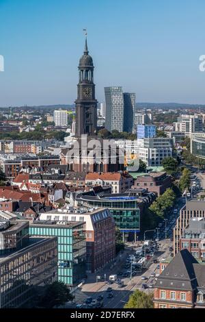 Blick nach Westen über die Dächer von der St. Nikolai Gedenkstätte in Hamburg, zur St. Michaelskirche und Tanzende Türme / Tango Türme - Tanzende Türme. Stockfoto