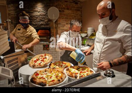 Frisch gebackene Pizza, fertig zum Servieren. Stockfoto