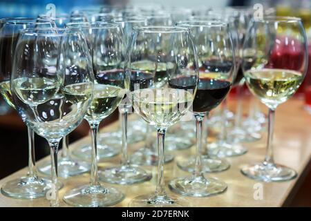 Viele Gläser mit Champagner und Rotwein. Nahaufnahme Stockfoto