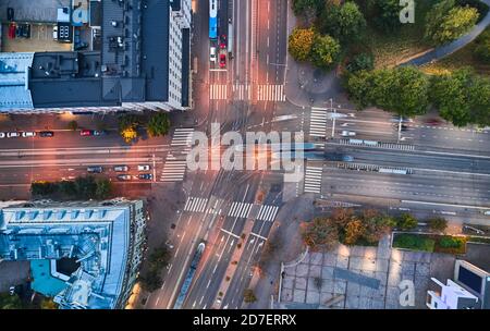 Luftaufnahme der Kreuzung in Helsinki, Finnland. Die Straßenbahnen überqueren die Kreuzung Stockfoto