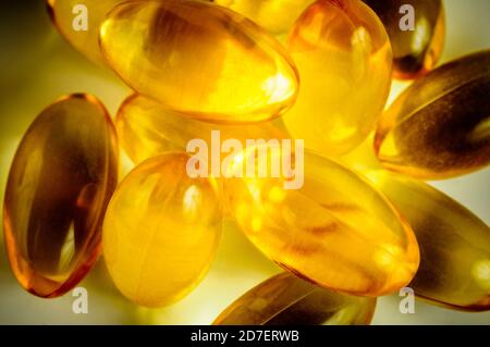 Vitamin D und goldene Omega-3-Pillen für eine gesunde Ernährung Ernährung, Fischöl Nahrungsergänzungsmittel Pille Stockfoto