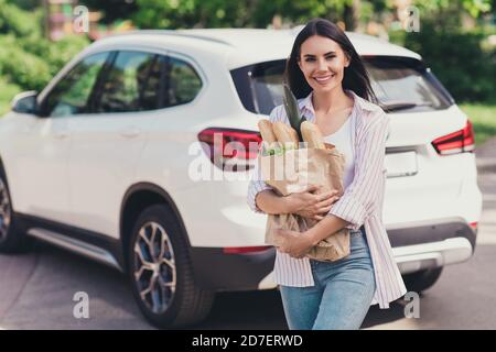 Portrait von ihr sie schön attraktiv ziemlich vorsichtig fröhlich fröhlich lady trägt frisches gesundes Brot Baguette Konsum besuchen Markt zum Mitnehmen Café Stockfoto