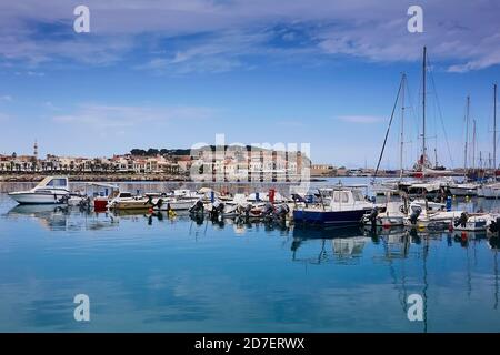 RETHYMNO, DIE INSEL KRETA, GRIECHENLAND - 30. MAI 2019: Wunderschöne Yachten im Hafen von Rethymno, der Insel Kreta, Griechenland. Stockfoto