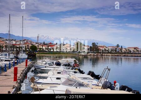 RETHYMNO, DIE INSEL KRETA, GRIECHENLAND - 30. MAI 2019: Wunderschöne Yachten im Hafen von Rethymno, der Insel Kreta, Griechenland. Stockfoto