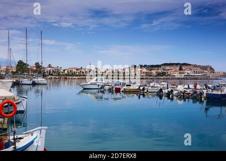 RETHYMNO, DIE INSEL KRETA, GRIECHENLAND - 30. MAI 2019: Wunderschöne Yachten im Hafen von Rethymno, der Insel Kreta, Griechenland. Stockfoto