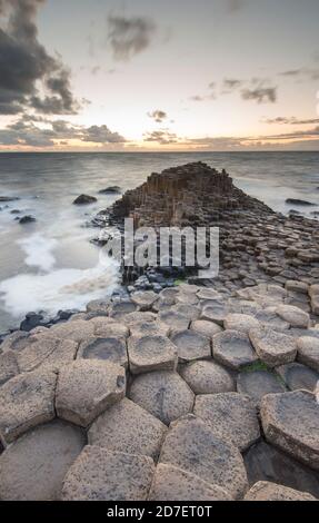 Sonnenuntergang am Giant's Causeway, einem UNESCO-Weltkulturerbe mit rund 40,000 sechseckigen Säulen an der nordirischen Antrim-Küste. Stockfoto