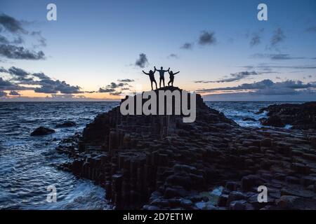 Sonnenuntergang am Giant's Causeway, einem UNESCO-Weltkulturerbe mit rund 40,000 sechseckigen Säulen an der nordirischen Antrim-Küste. Stockfoto