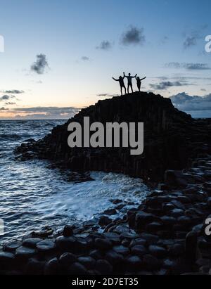 Sonnenuntergang am Giant's Causeway, einem UNESCO-Weltkulturerbe mit rund 40,000 sechseckigen Säulen an der nordirischen Antrim-Küste. Stockfoto