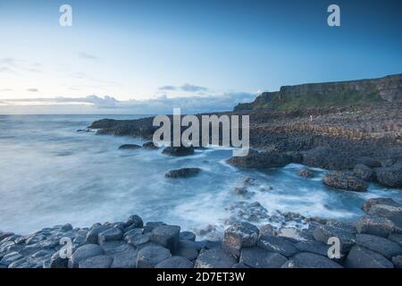 Sonnenuntergang am Giant's Causeway, einem UNESCO-Weltkulturerbe mit rund 40,000 sechseckigen Säulen an der nordirischen Antrim-Küste. Stockfoto