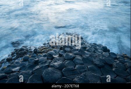 Sonnenuntergang am Giant's Causeway, einem UNESCO-Weltkulturerbe mit rund 40,000 sechseckigen Säulen an der nordirischen Antrim-Küste. Stockfoto