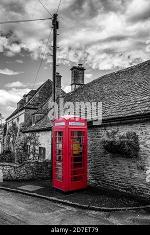 Rote Telefonbox in einem Dorf Stockfoto