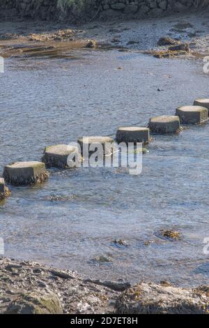 Kette von sechseckigen Betonsteinen über dem Nebenfluss des Flusses Fowey im Dorf Lerryn in Cornwall. Für alternative Route, nehmen kleine Schritte Stockfoto