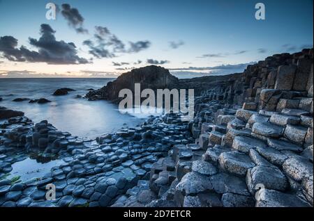 Sonnenuntergang am Giant's Causeway, einem UNESCO-Weltkulturerbe mit rund 40,000 sechseckigen Säulen an der nordirischen Antrim-Küste. Stockfoto