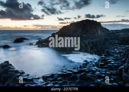 Sonnenuntergang am Giant's Causeway, einem UNESCO-Weltkulturerbe mit rund 40,000 sechseckigen Säulen an der nordirischen Antrim-Küste. Stockfoto