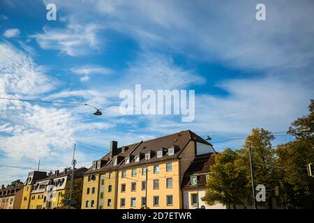 Nymphenburgerstraße mit blauem Himmel in München Stockfoto