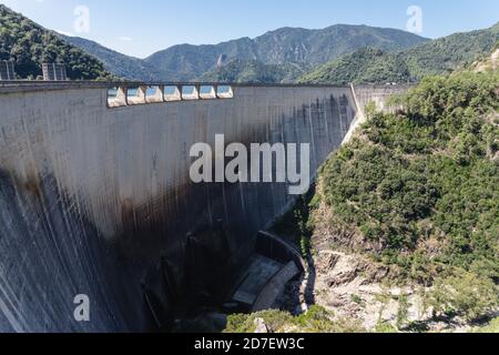 Landschaft der Mauer des Susqueda Sumpfes in Katalonien, Spanien. Wasser, stagnierendes Wasser zum Trinken und für den Hausgebrauch Stockfoto